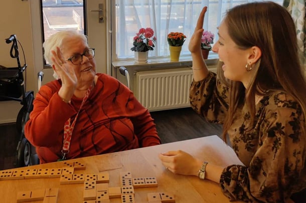 Bente helpt in zorgcentrum en heeft zo studentenkamer voor 100 euro: ‘Ik ben er voor de gezelligheid’