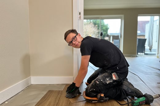 Dit is de werkdag van woningstoffeerder Sten: “Het mooiste werk dat er is!”