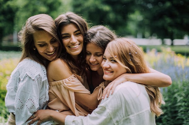 Zo-maak-je-nieuwe-vrienden-zonder-jezelf-te-verliezen-1076x715