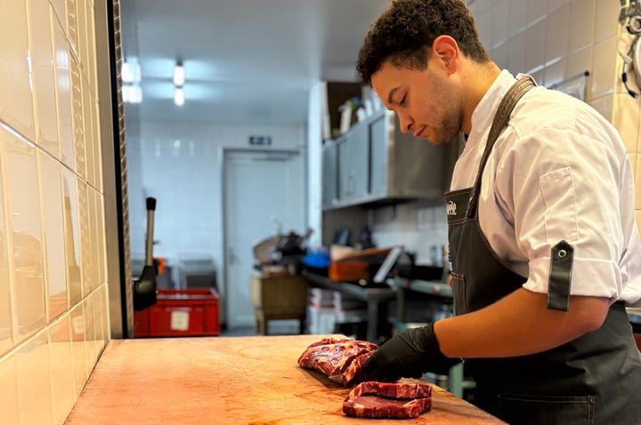 van-meelopen-tot-meedenken-zo-groeit-bryan-in-slagersvak-kns-1076x715-1