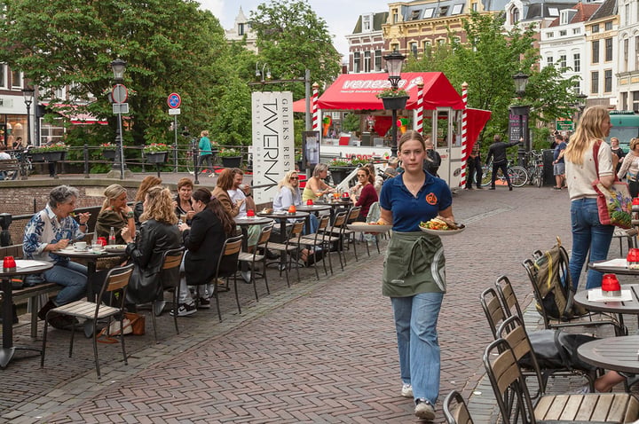 waarom-jij-deze-zomer-in-de-horeca-wilt-werken-1076x715