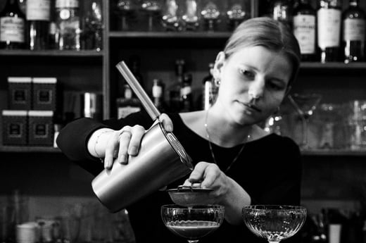 Nooit meer met tegenzin naar je werk? Zó leuk is werken in de horeca volgens Nina
