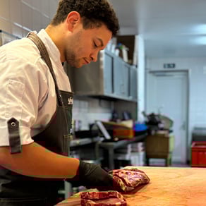 Van meelopen tot meedenken: zo groeit Bryan (21) in het slagersvak