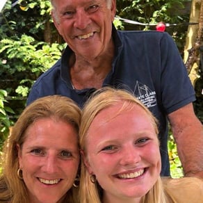 Voor opa Hans was Groningen al ver weg, nu neemt zijn hockeyende kleindochter soms vliegtuig voor wedstrijden
