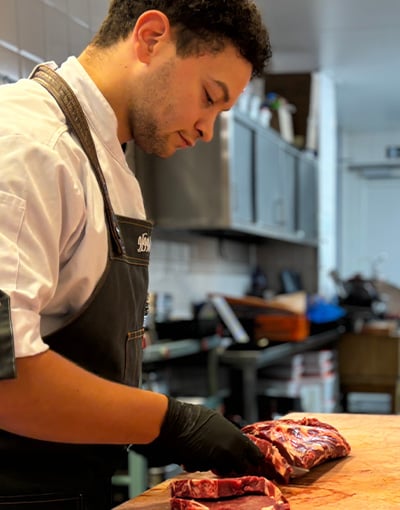 Van meelopen tot meedenken: zo groeit Bryan (21) in het slagersvak