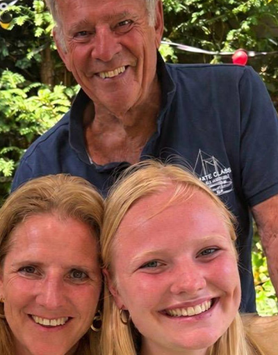 Voor opa Hans was Groningen al ver weg, nu neemt zijn hockeyende kleindochter soms vliegtuig voor wedstrijden