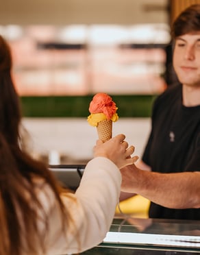waarom-jij-deze-zomer-in-de-horeca-wilt-werken-400x510